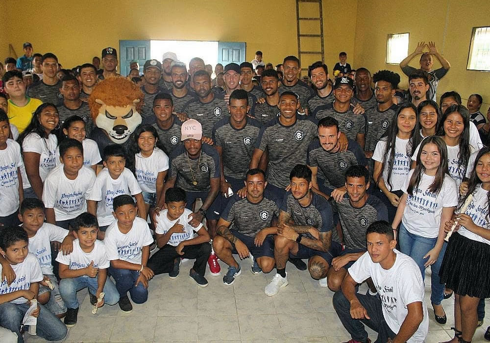 Elenco azulino visita projeto social em Barcarena