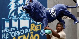 Artesão Pedro Alves levou seu Leão para acompanhar o primeiro treino do técnico Marcio Fernandes