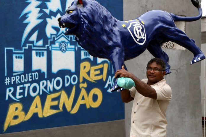 Artesão Pedro Alves levou seu Leão para acompanhar o primeiro treino do técnico Marcio Fernandes