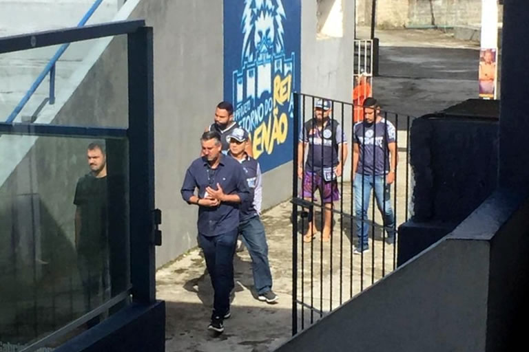 Integrantes de uma torcida organizada foram ao Baenão conversar com a comissão técnica e jogadores