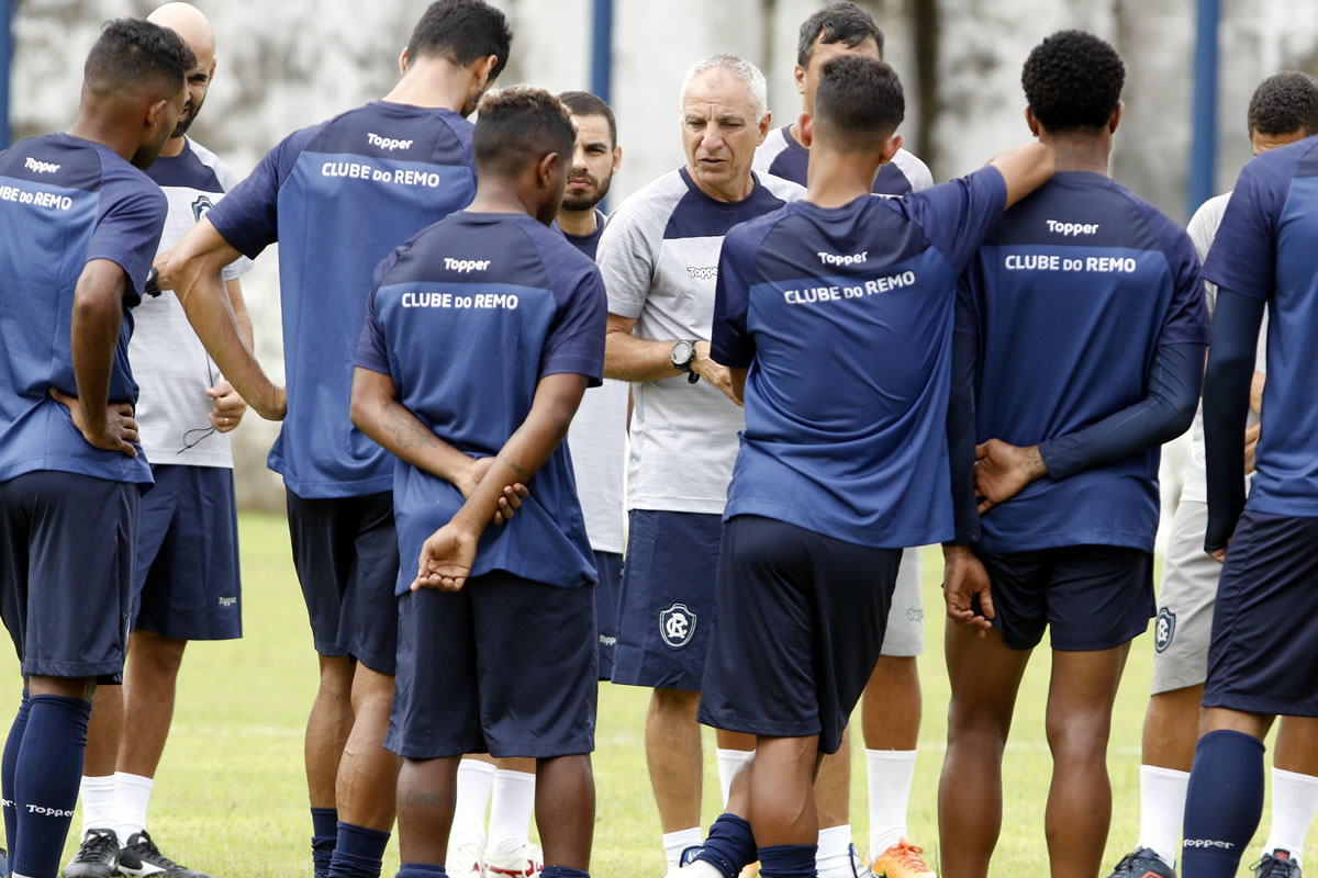 Márcio Fernandes orienta os jogadores antes de iniciar o treino