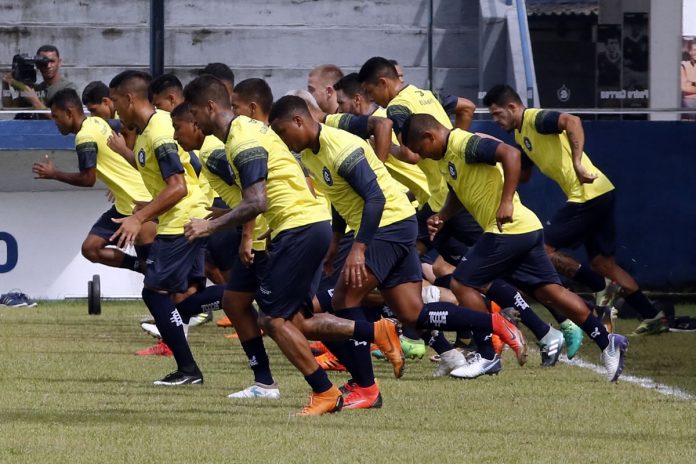 Jogadores remistas realizam atividade física