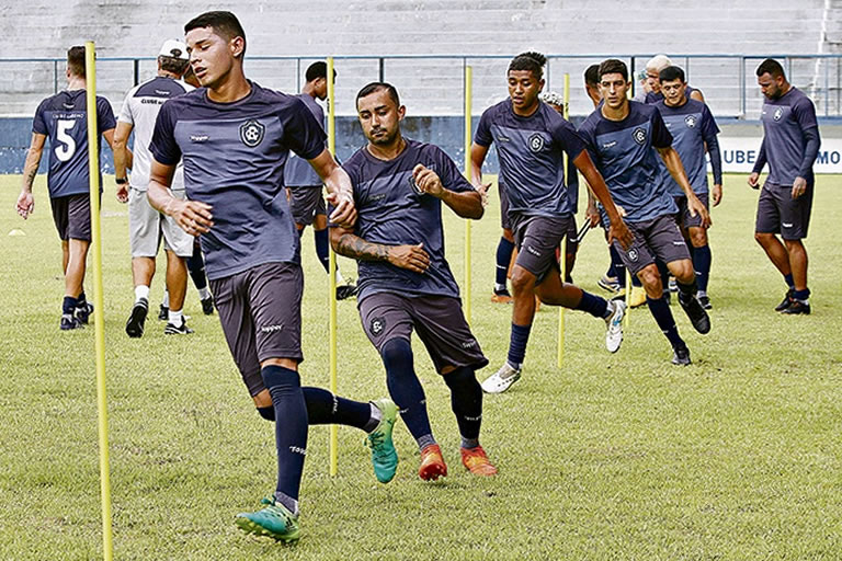 Jogadores remistas realizam atividade física