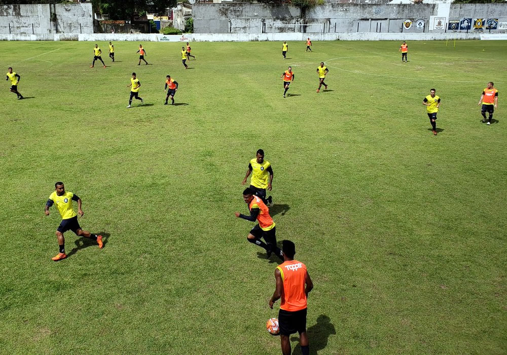 Jogadores remistas realizam atividade física