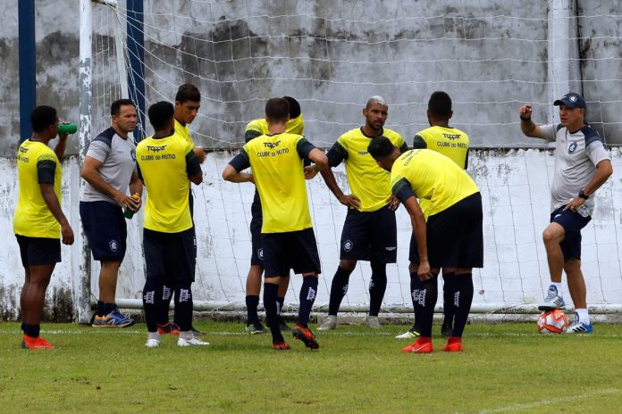 Márcio Fernandes orienta os jogadores antes de iniciar o treino