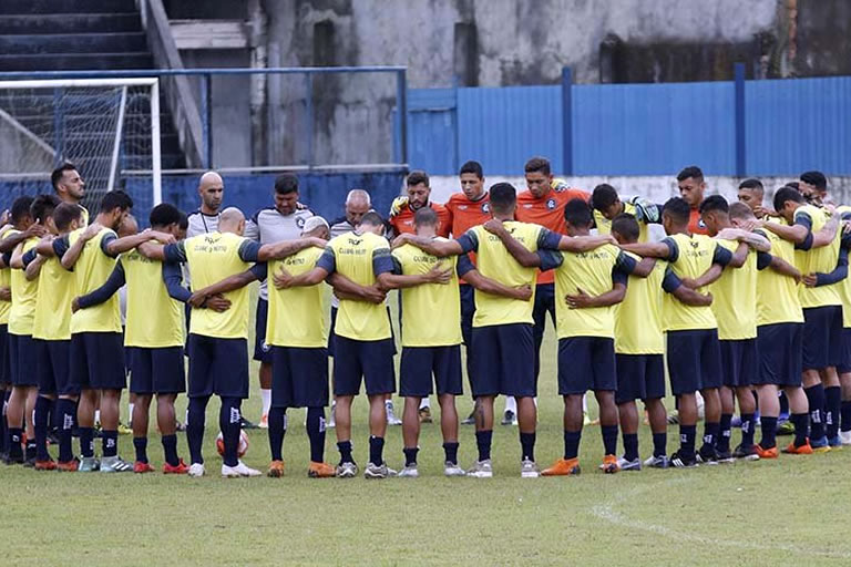 Jogadores remistas realizam atividade física