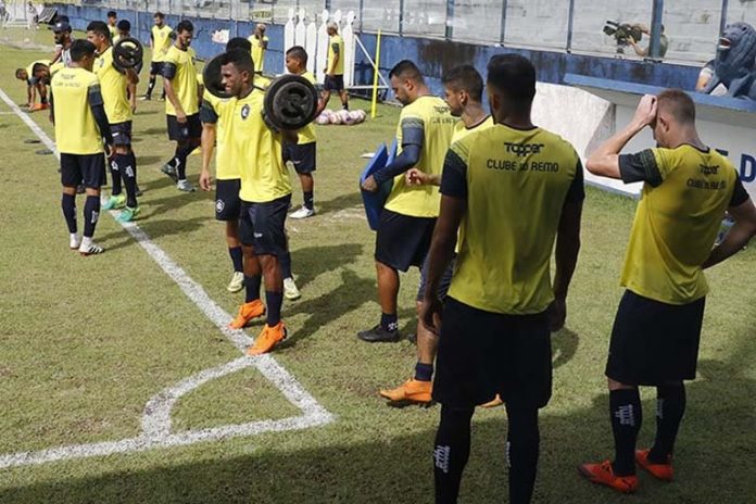 Jogadores remistas realizam atividade física