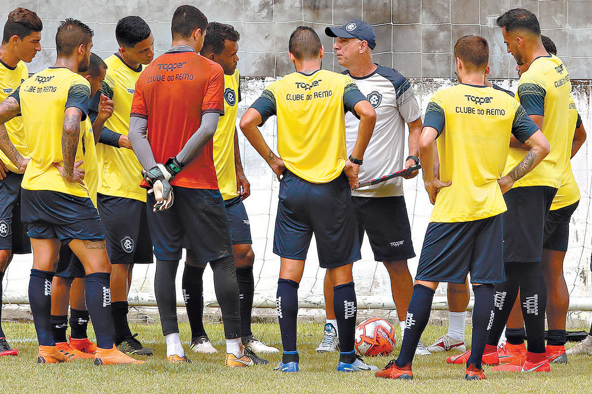 Márcio Fernandes orienta os jogadores antes de iniciar o treino