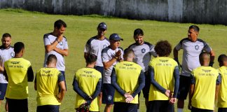 Márcio Fernandes orienta os jogadores antes de iniciar o treino