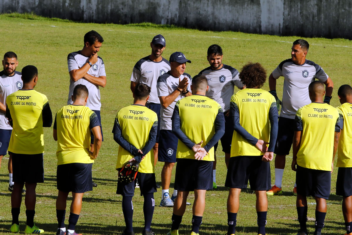 Márcio Fernandes orienta os jogadores antes de iniciar o treino