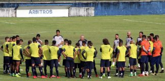 Márcio Fernandes orienta os jogadores antes de iniciar o treino