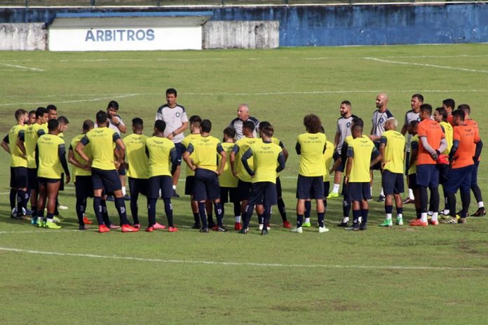 Márcio Fernandes orienta os jogadores antes de iniciar o treino