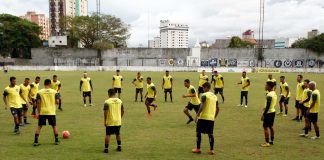 Jogadores remistas realizam atividade física