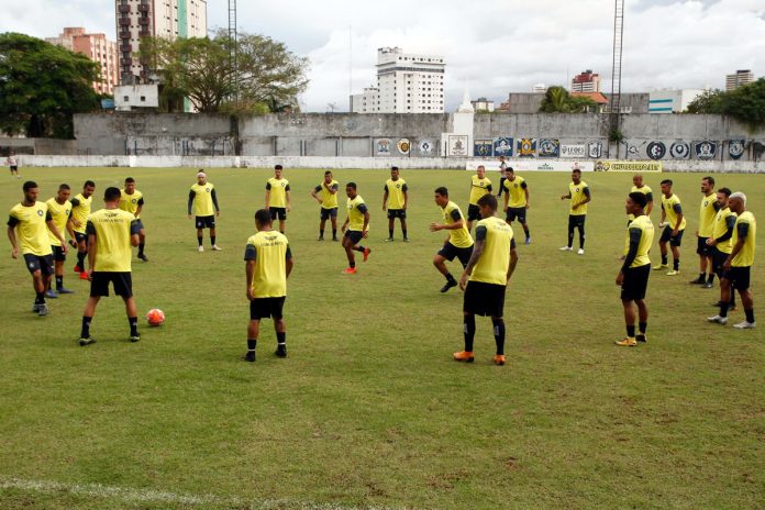 Jogadores remistas realizam atividade física