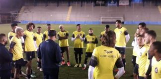 Márcio Fernandes orienta os jogadores antes de iniciar o treino