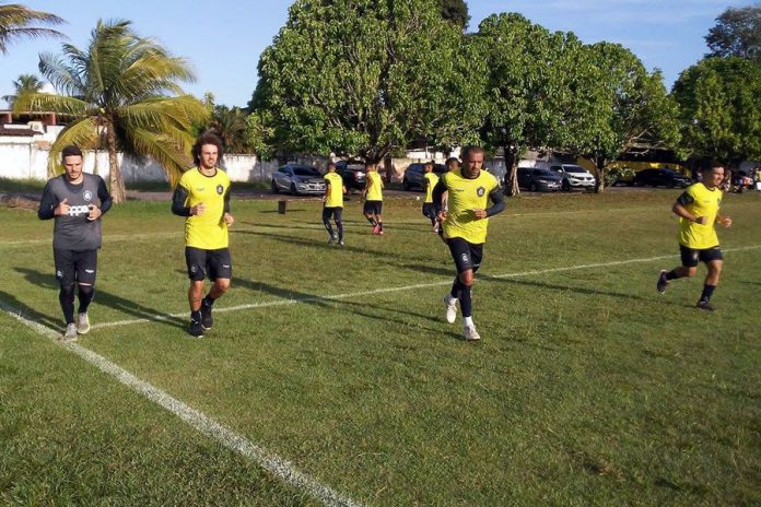 Jogadores remistas realizam atividade física