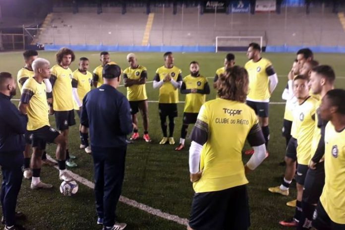 Márcio Fernandes orienta os jogadores antes de iniciar o treino