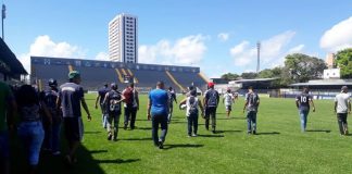 Integrantes de uma torcida organizada foram ao Baenão conversar com a comissão técnica e jogadores