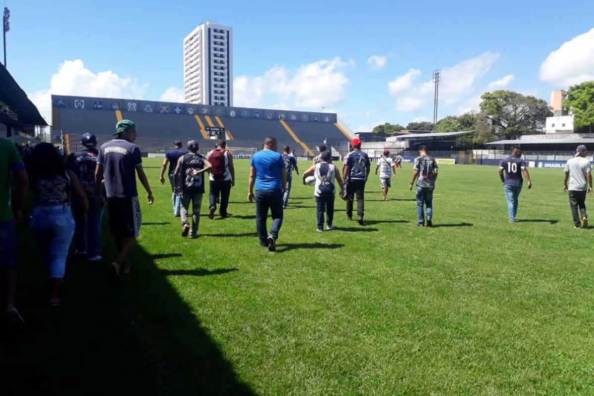 Integrantes de uma torcida organizada foram ao Baenão conversar com a comissão técnica e jogadores