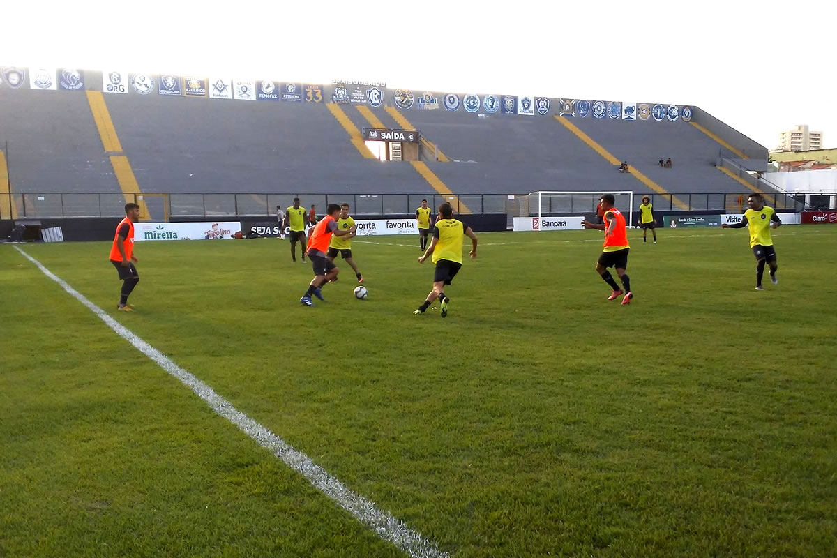 Jogadores remistas realizam atividade física