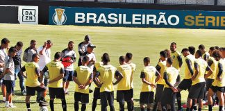 Márcio Fernandes orienta os jogadores antes de iniciar o treino