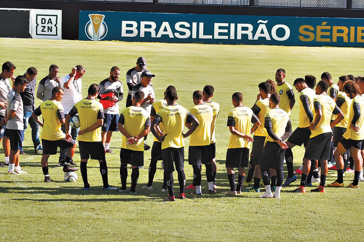 Márcio Fernandes orienta os jogadores antes de iniciar o treino