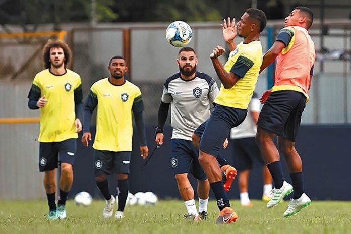 Jogadores remistas realizam atividade física