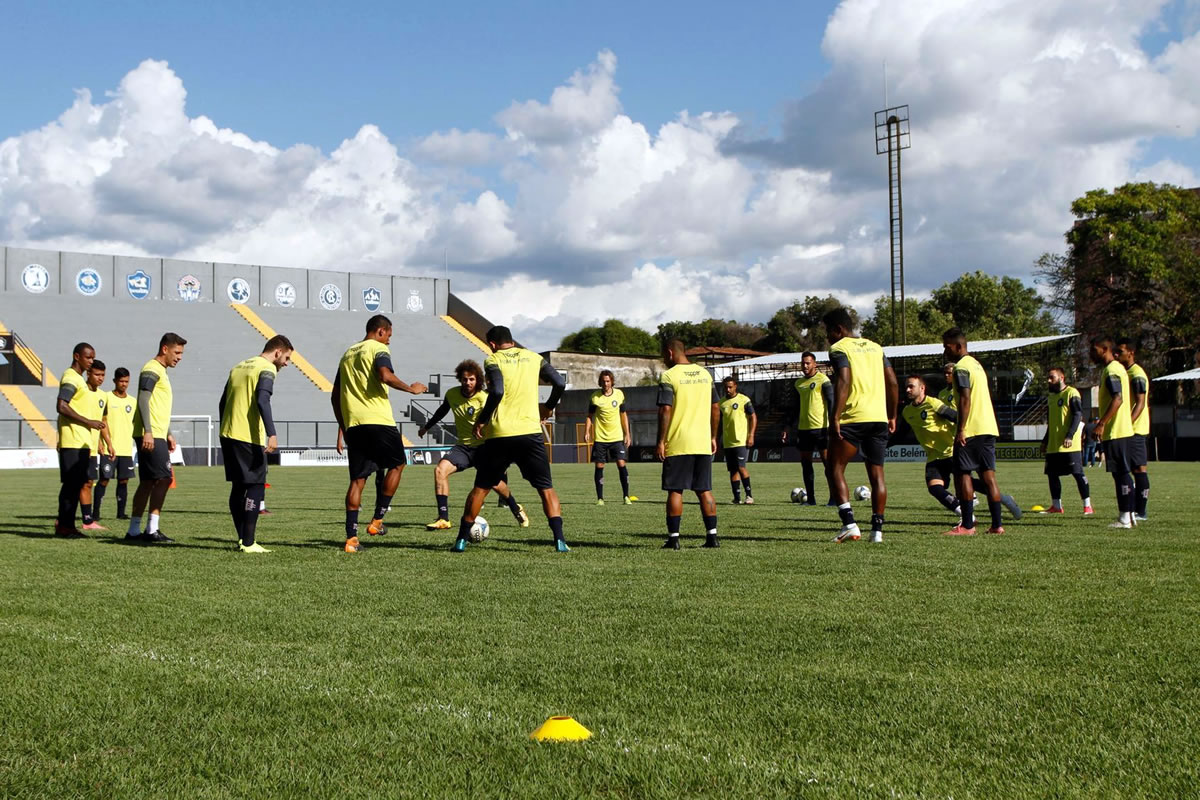 Jogadores remistas realizam atividade física