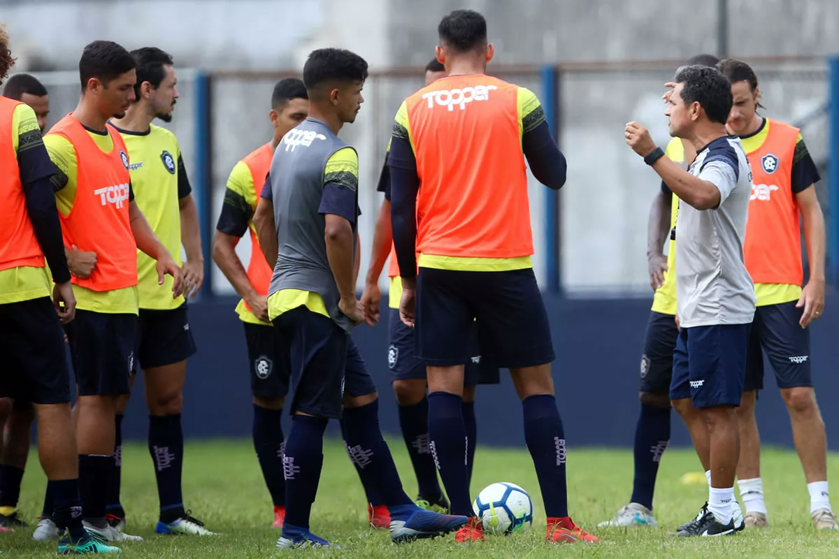 Eudes Pedro orienta os jogadores antes de iniciar o treino