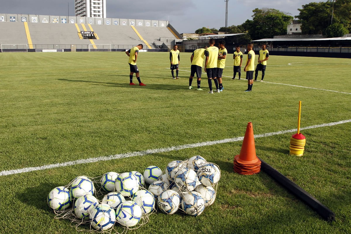 Jogadores remistas realizam atividade física