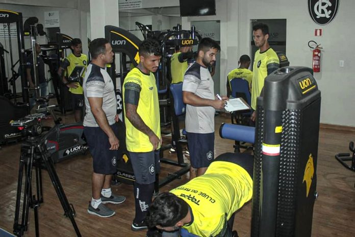 Jogadores remistas realizam atividade física