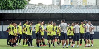 Rafael Jaques orienta os jogadores antes de iniciar o treino