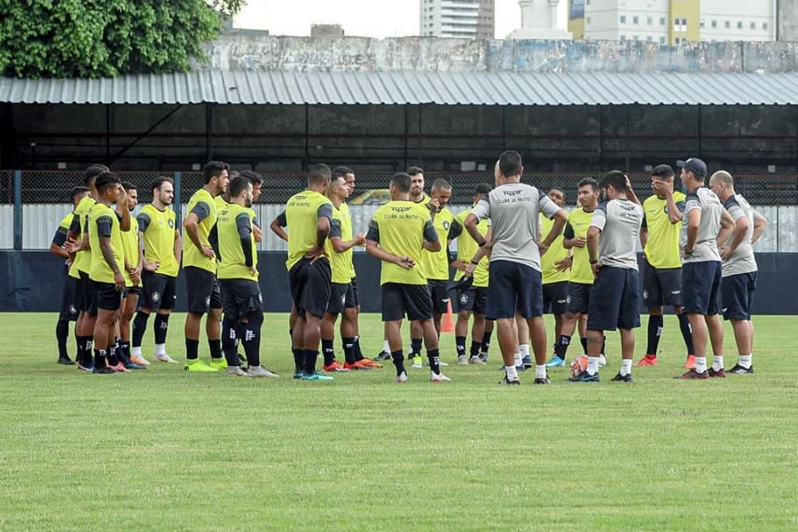 Rafael Jaques orienta os jogadores antes de iniciar o treino