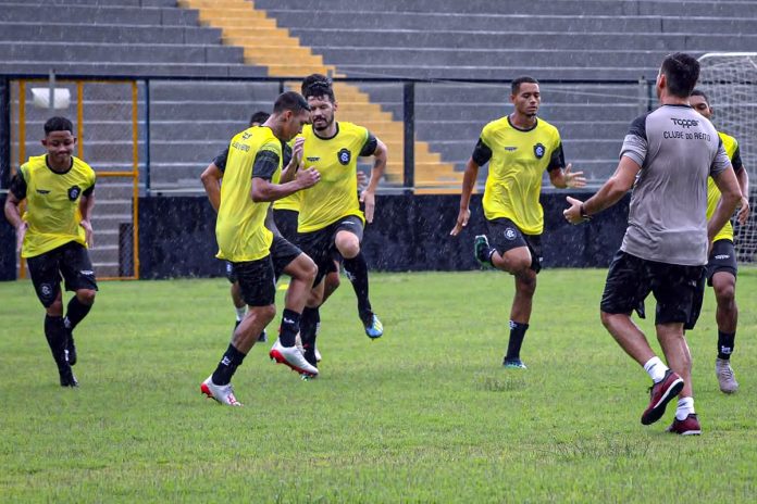 Jogadores remistas realizam atividade física