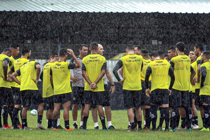 Rafael Jaques orienta os jogadores antes de iniciar o treino