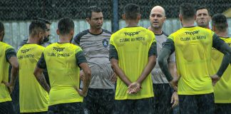 Rafael Jaques orienta os jogadores antes de iniciar o treino