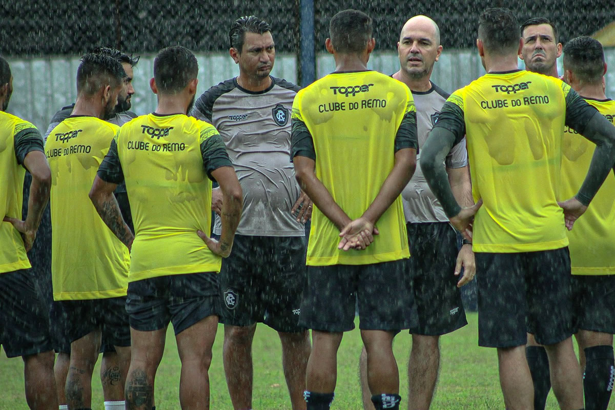 Rafael Jaques orienta os jogadores antes de iniciar o treino