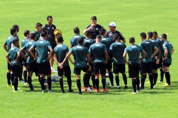 Mazola Júnior orienta os jogadores antes de iniciar o treino