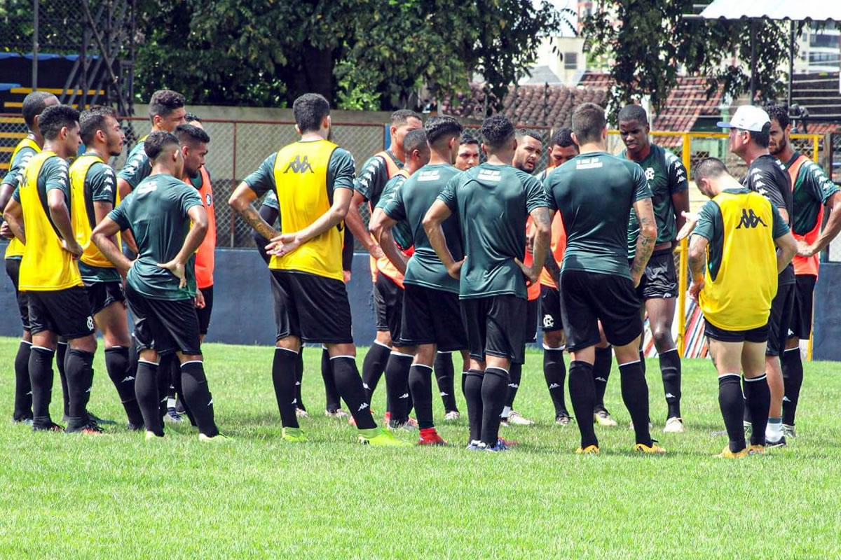 Mazola Júnior orienta os jogadores antes de iniciar o treino