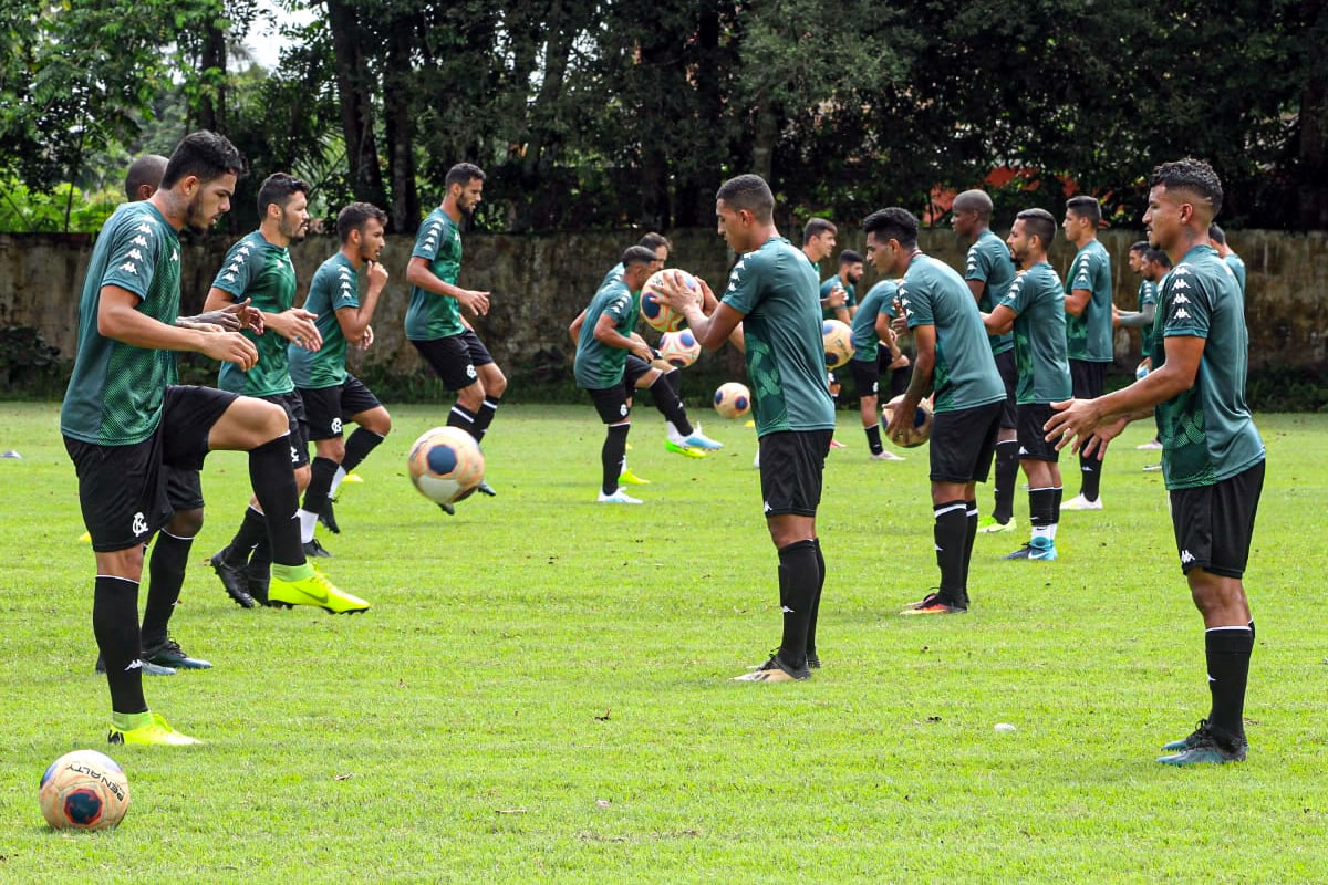 Jogadores remistas realizam atividade física