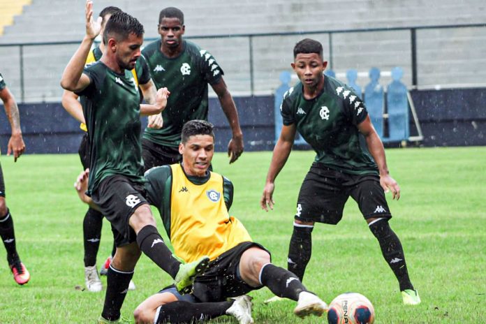 Jogadores remistas realizam atividade física