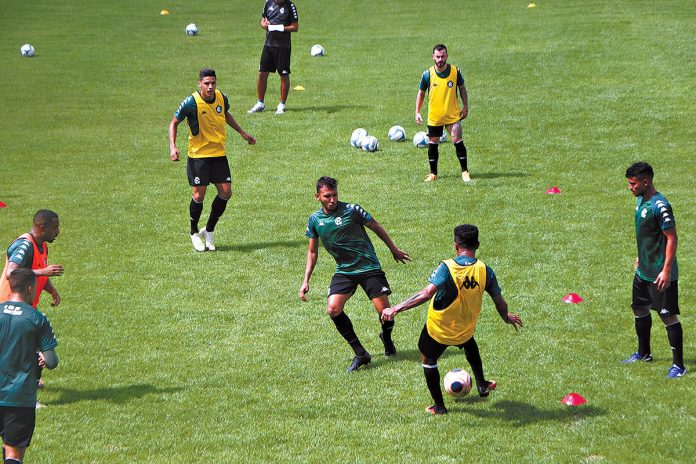 Jogadores remistas realizam atividade física