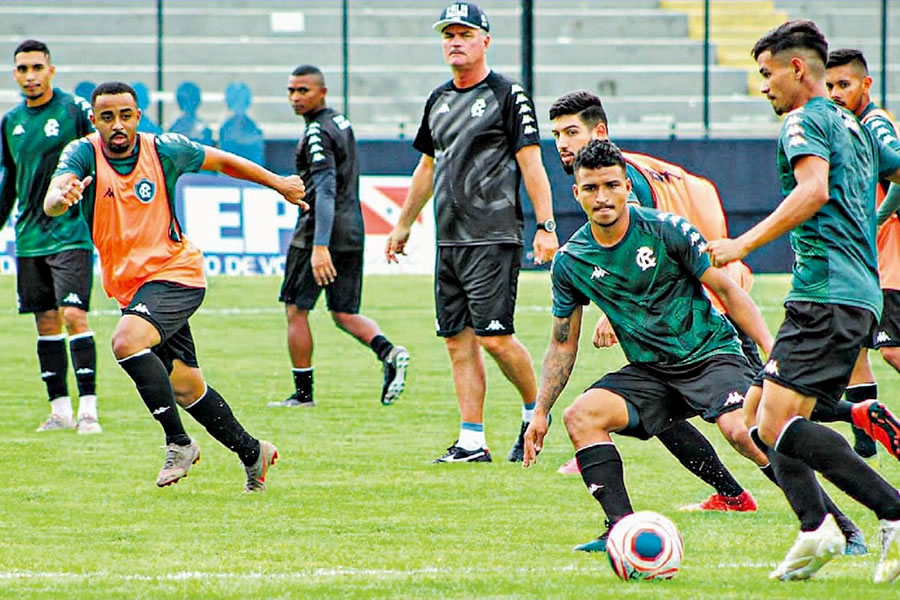 Jogadores remistas realizam atividade física