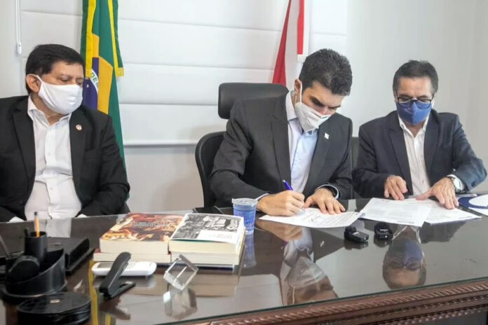 Maurício Bororó (vice-presidente da FPF), Helder Barbalho (Governador do Pará) e Braselino Assunção (presidente do Banpará)