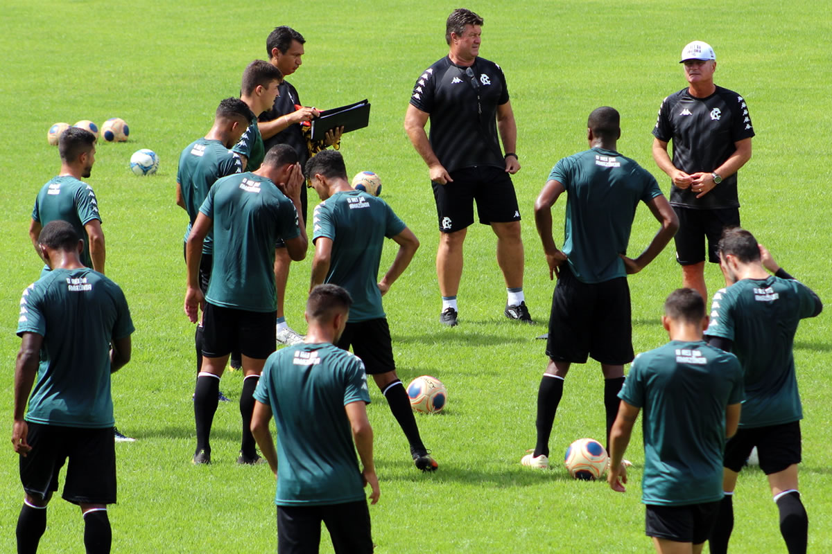 Mazola Júnior orienta os jogadores antes de iniciar o treino