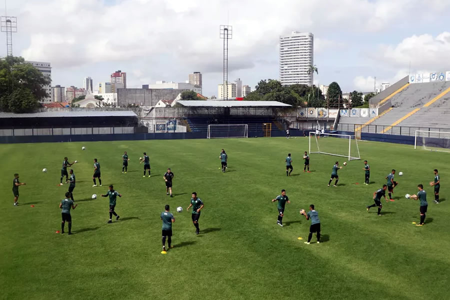 Jogadores remistas realizam atividade física