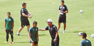 Mazola Júnior orienta os jogadores antes de iniciar o treino