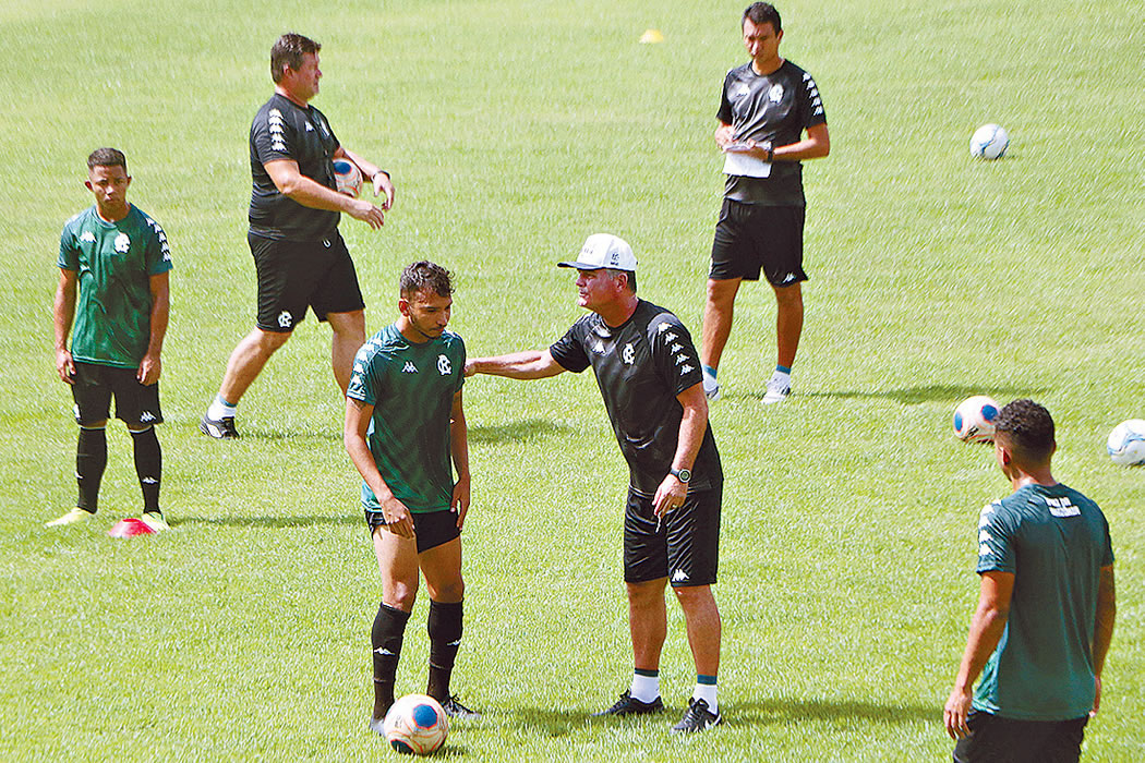 Mazola Júnior orienta os jogadores antes de iniciar o treino