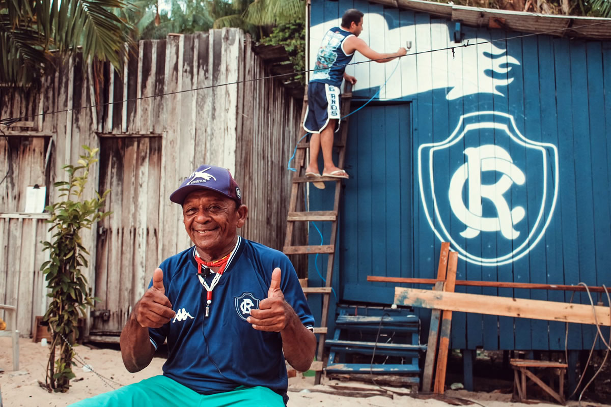 Seu Oswaldo teve a fachada da casa revitalizada com o escudo do Remo