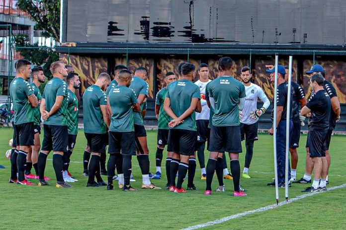 Mazola Júnior orienta os jogadores antes de iniciar o treino